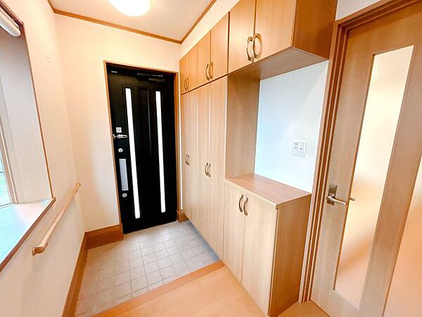 【現況販売】玄関です。「いってきます」「ただいま」繰り返す日々が家族の歴史になっていきますね。