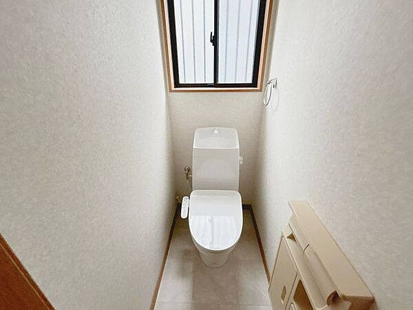 【リフォーム済】トイレはジャニス製の温水洗浄機能付きに新品交換しました。直接肌に触れるトイレは新品が嬉しいですよね。