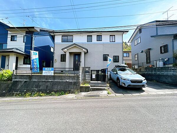 【リフォーム済】外観正面の写真です。玄関まではタイルのアプローチになっています。玄関前に屋根がかかっているので雨の日の出入りも安心ですね。駐車場は並列2台分です。