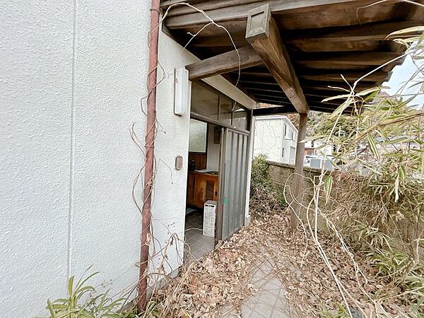 【リフォーム中】玄関外部の写真です。しっかり軒が出ているので雨の日も濡れずに出入りできますね。玄関ドアの交換とモニター付きインターホンの設置を行います。