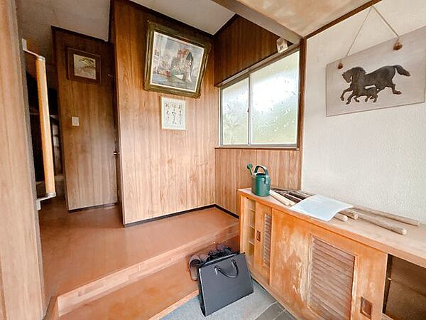 【リフォーム中】玄関内部の写真です。暗くなりがちな玄関も窓があるので光が入ります。玄関扉交換、シューズボックス交換、フローリング重ね張り、クロス貼り替えを行います。