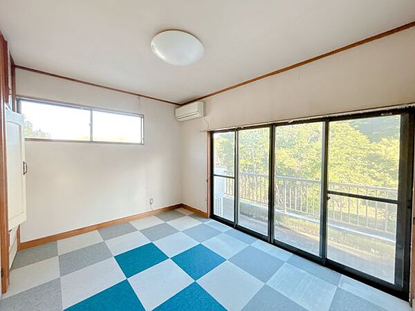【リフォーム中】2階東側6帖の洋室です。こちらも収納があります。南と東面に窓があるので明るいお部屋です。フローリング重ね張り、クロス貼り替え、照明交換、建具交換を行います。