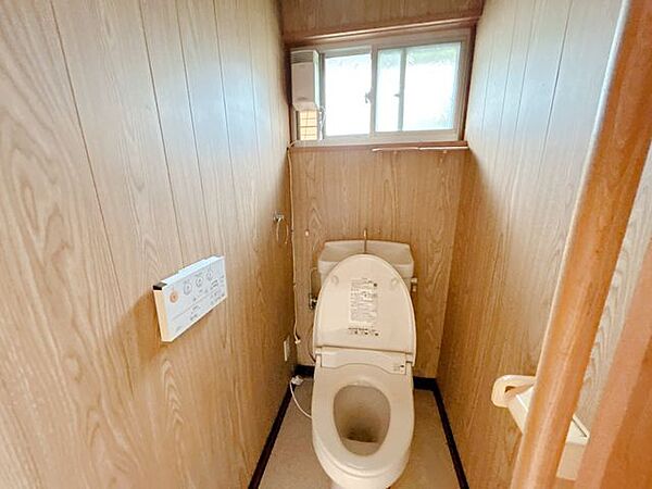 【リフォーム中】1階トイレの写真です。ジャニス製の温水洗浄機能付きに新品交換します。キズや汚れが付きにくい加工が施してあるのでお手入れが簡単です。直接肌に触れるトイレは新品が嬉しいですよね。