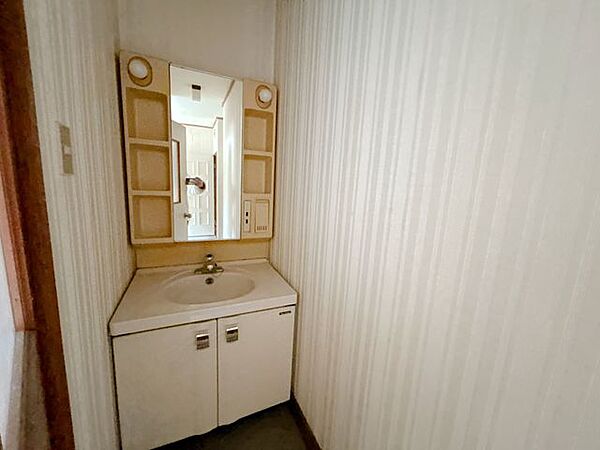 【リフォーム中】2階洗面台の写真です。新品交換を行います。トイレ近くにあるのでしっかり手を洗えますね。