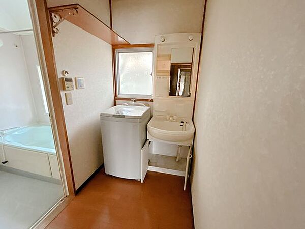【リフォーム中】洗面脱衣所の写真です。広さを拡張し、洗面台は新品交換いたします。床はクッションフロア、クロス貼り替えを行います。