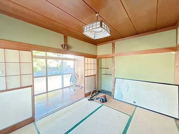 【リフォーム中】玄関を入ってすぐの和室です。約9帖の洋室になります。南に面しているので明るい光が差し込みます。フローリング張替え、クロス貼り替え、クローゼット設置を行います。