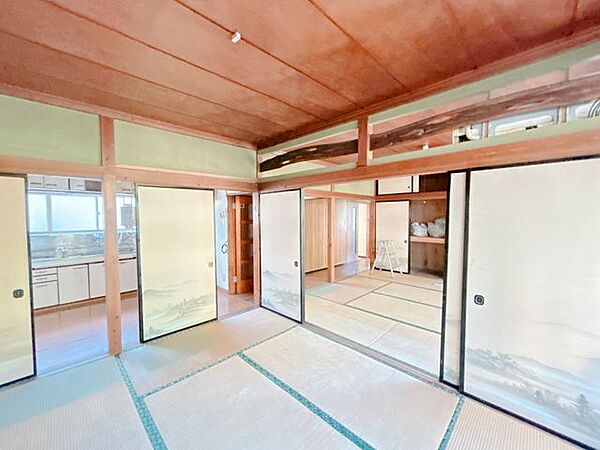 【リフォーム中】1階西側和室の別角度の写真です。対面キッチンのリビングになるお部屋です。フローリング張替え、クロス貼り替え、照明交換、建具交換を行います。