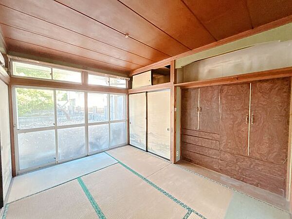 【リフォーム中】1階西側和室の写真です。こちらはリフォームでリビングの一部になります。南面の窓は新しく交換いたします。クローゼットも設置するので、収納にも困りません。