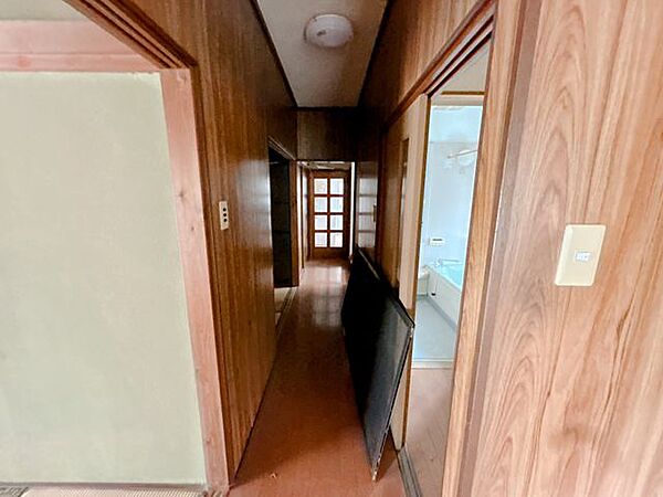 【リフォーム中】廊下の写真です。玄関を入るとこちらの廊下になっています。左手側に居室とリビング、右手側に水回りがあります。フローリング重ね張り、クロス貼り替えを行います。