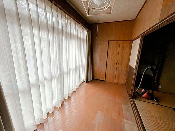 【リフォーム中】広縁の写真です。こちらも洋室に取り込みます。南面に窓があるので、たっぷりと光を取り込みます。