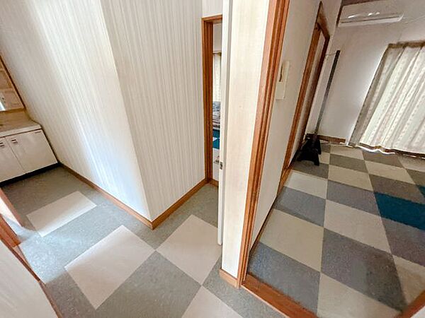 【リフォーム中】2階廊下の写真です。床はフローリングを張り、クロス貼り替えを行います。