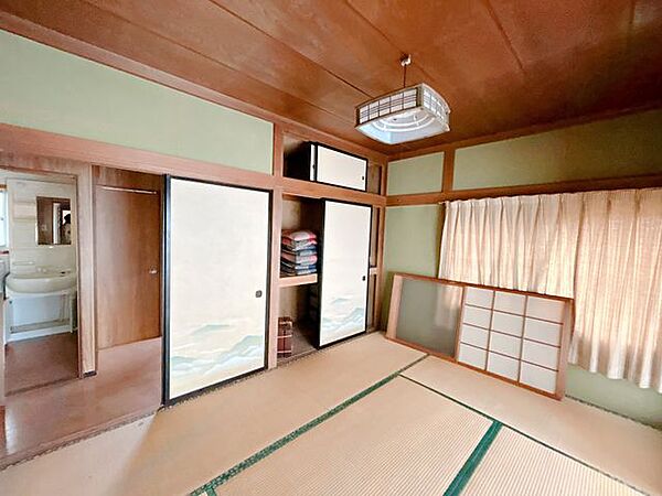 【リフォーム中】1階東側6帖の和室です。南側の広縁まで含めて洋室にリフォームいたします。フローリング張替え、クロス貼り替え、照明設置、建具交換を行います。