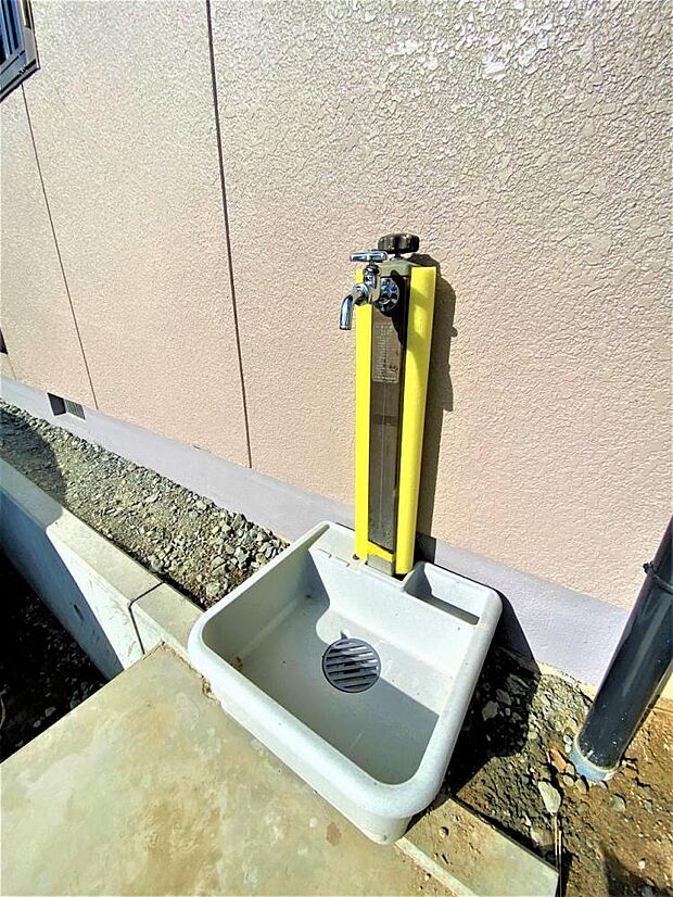 【リフォーム後】外水栓です。リフォーム工事にて水栓の交換を行いました。駐車場にも近いので、洗車等にも使えますね。