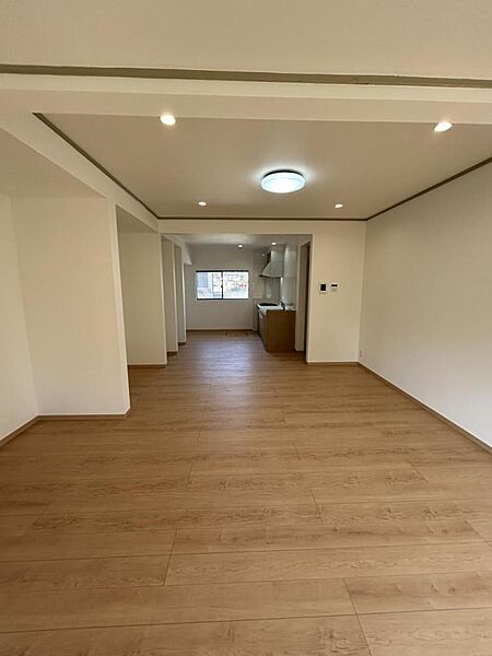 【リフォーム中】北側6帖和室はLDKに変更する予定です。天井壁クロスの張替、床フロアの張替を行いました。キッチンは対面式にしますのでお料理をしながらお子様の宿題を見たり家族と顔を合わせながらお話ができ