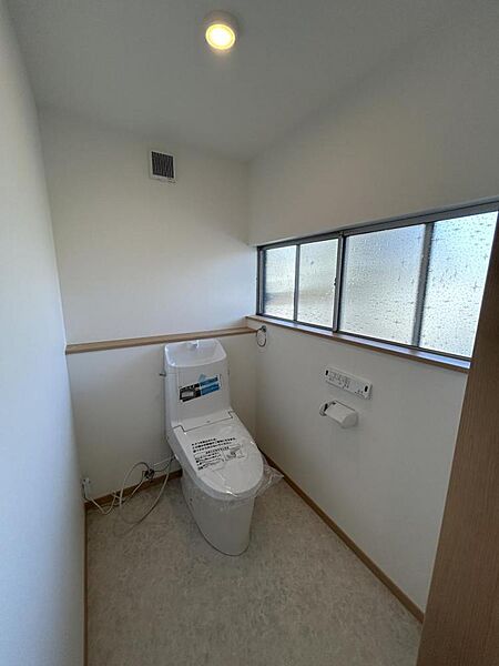 【リフォーム中】トイレはジャニス製の温水洗浄機能付きに新品交換しました。キズや汚れが付きにくい加工が施してあるのでお手入れが簡単です。直接肌に触れるトイレは新品が嬉しいですよね。