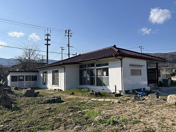 【リフォーム中】外観の別角度からの写真です。外壁の塗装を行う予定です。リフォーム後はスッキリとした飽きのこない外観へと変わります。ずっと住むお家だからこそシンプルなものを選びたくなりますね。