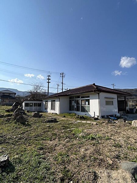 【リフォーム中】お庭の様子です。庭木の伐採と除草を行う予定です。