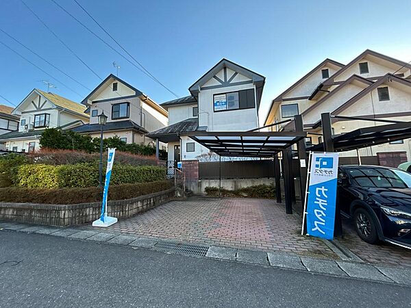 【リフォーム前】駐車場は並列2台駐車可能です。カーポートが付いているので、雪が降った際にも雪かきが楽ですね。