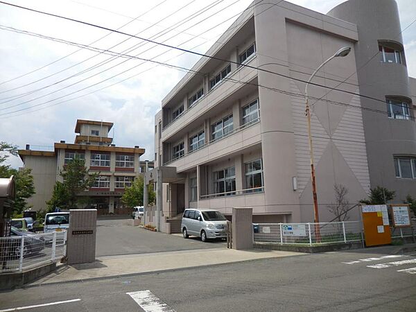 【周辺環境】福島市立鳥川小学校まで約2100ｍ(徒歩約27分)です。車で5分ならお子様が忘れ物をしてもすぐに届けてあげられる距離なのでもしもの時も安心ですね