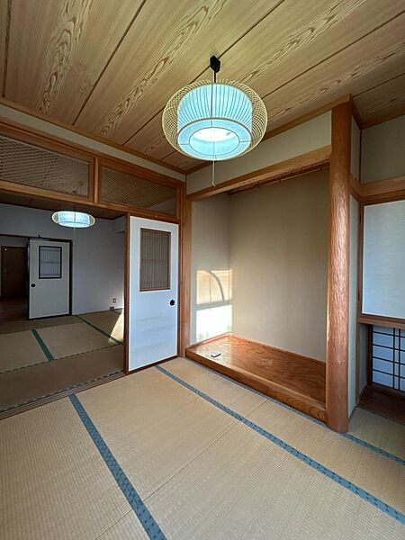 【リフォーム前】1階南側の3.75帖和室はクリーニングを予定しています。ゆったりとした時間の流れを差し込む陽射しで感じられます。