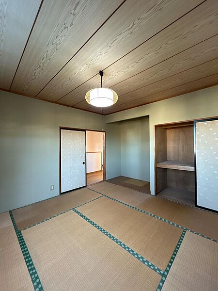 【リフォーム前】2階の和室は洋室に変更を行います。天井壁クロスの張替、床フロアの張替、照明交換を行う予定です。家族の分だけお部屋の使い方も様々。寝室以外にも書斎や収納部屋としても使えそうです。戸建てな