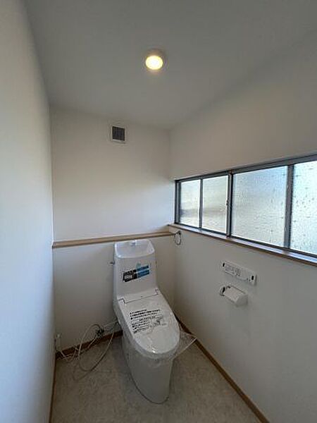 【リフォーム済】トイレはジャニス製の温水洗浄機能付きに新品交換しました。キズや汚れが付きにくい加工が施してあるのでお手入れが簡単です。直接肌に触れるトイレは新品が嬉しいですよね。