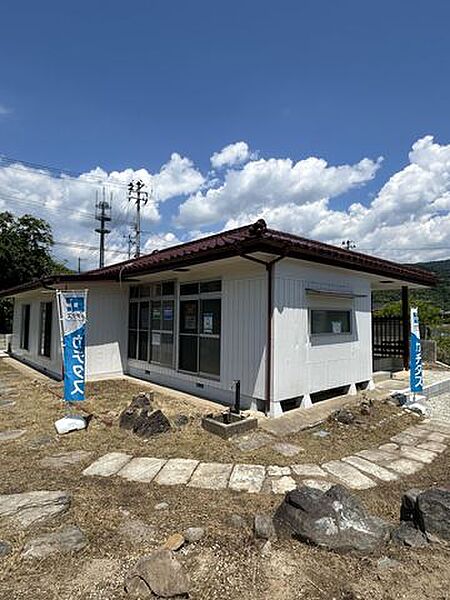 【リフォーム済】外観の別角度からの写真です。外壁の塗装、玄関ドアの交換、敷地内の植栽撤去を行う予定です。現在は植栽が茂っていますが、リフォームで撤去しますので、さっぱりとしますよ。