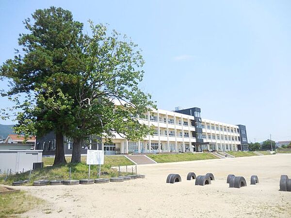 【周辺環境】国見小学校まで約300ｍ(徒歩約4分)です。お子様の通学の負担も少ない距離。またリコーダーや赤白帽など慌てて家を出ると忘れがちになります。そんな時もすぐに届けてあげられる距離に学校があるの