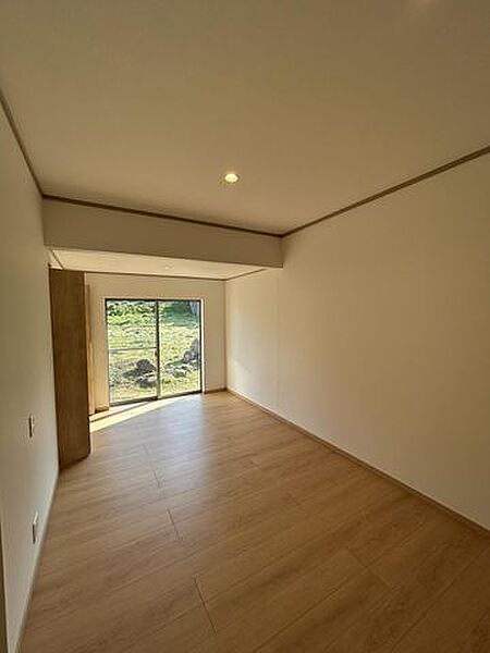 【リフォーム済】9.5帖洋室の別角度からの写真です。天井壁クロスの張替、床フロアの張替を行いました。南向きで明るいお部屋ですし、もともとの広縁を巻き込んで居室にしているので広々とした空間になっていま…