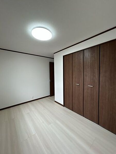 【リフォーム完了】元々のキッチンは約7帖の洋室に変更しました。天井壁クロスの張替、床フロアの重ね張り、照明の新品交換、1.5帖サイズのクローゼットの新設、サッシ交換を行いました。