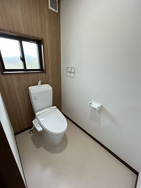 【リフォーム完了】トイレは温水洗浄機能付きに新品交換しました。傷や汚れが付きにくい加工がしてあるのでお手入れが簡単です。直接肌に触れるトイレは新品が嬉しいですよね。