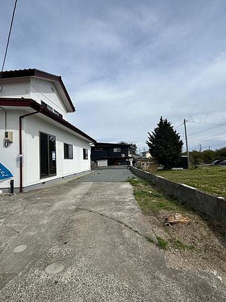 【リフォーム完了】駐車場です。現状では縦列2台分のスペースがありますが、拡張工事を行って3台駐車できるようにしました。