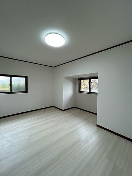 【リフォーム完了】1階東側7.5帖和室は洋室に変更しました。天井壁クロスの張替、床フロアの張替、サッシ交換をしました。