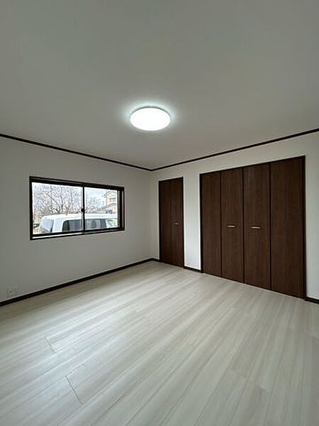 【リフォーム完了】1階南東側7帖洋室は天井壁クロスの張替、照明の新品交換、床フロアの重ね張り、サッシ交換を行いました。お部屋の使い勝手を考えて西面にクローゼットも新設しました。解体する壁には断熱材を…