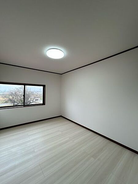【リフォーム完了】2階東側6帖洋室です。天井壁クロスの張替、照明の新品交換、床フロアの重ね張り、サッシ交換を行い、1.5帖サイズのクローゼットも新設しました。