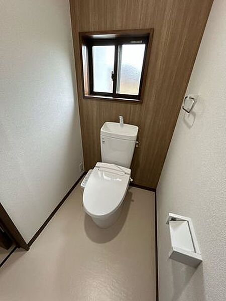 【リフォーム完了】1階トイレです。新品に交換しました。壁、天井のクロス張替、照明の新品交換、床はクッションフロア張り、サッシ交換をしました。水回りは中古のお家だとどうしても気になってしまいがちですが…