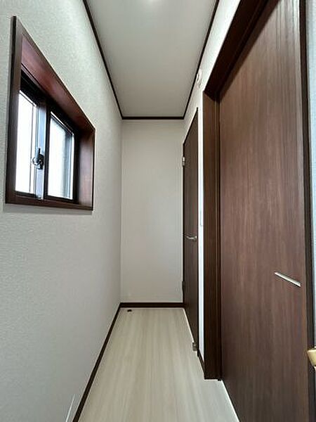 【リフォーム完了】2階廊下です。壁、天井のクロス張替、照明の新品交換、床はフローリング張り、サッシ交換を行いました。