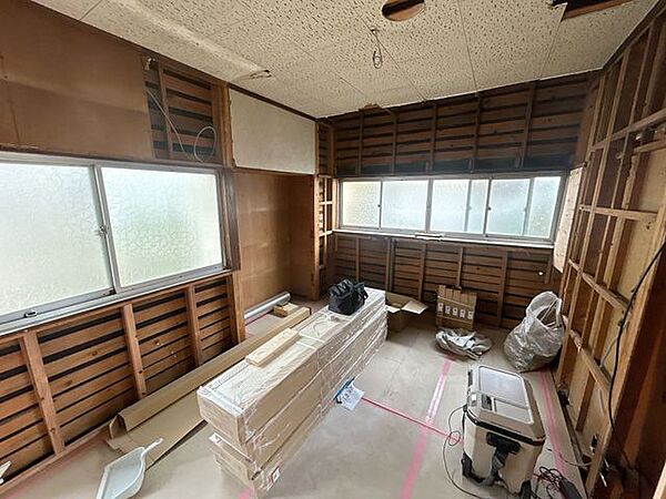 【リフォーム中】1階南東側6帖和室です。畳の表替え、天井壁クロスの張替、襖の張替を行う予定です。床がフローリングに比べてやわらかいので、小さなお子様の遊び部屋にも使用できます。遊び疲れたらそのままお…