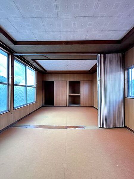 【リフォーム中】2階の洋室の別角度からの写真です。天井壁クロスの張替、床フロアの重ね張りを行う予定です。南の窓からはポカポカ陽光たっぷりで明るくあたたかい室内です。家族の分だけお部屋の使い方も様々。…
