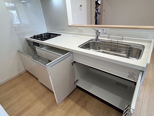 【リフォーム完了】新品交換したキッチンの収納です。シンクの下は開き戸、コンロの下はスライド式になっています。調理器具をストレスなく取り出せそうです。