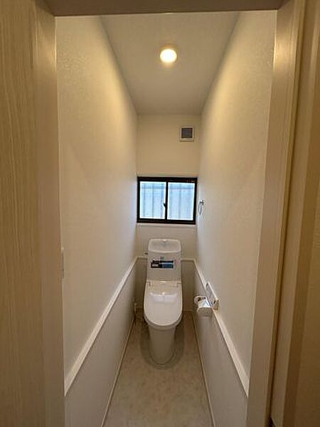 【リフォーム完了】トイレはLIXIL製の温水洗浄機能付きに新品交換しました。キズや汚れが付きにくい加工が施してあるのでお手入れが簡単です。直接肌に触れるトイレは新品が嬉しいですよね。