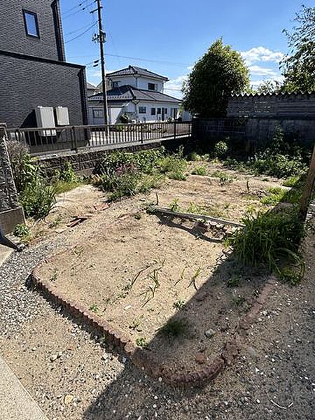 【リフォーム完了】建物南側にはお庭が広がっています。家庭菜園もできますね。