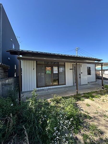 【リフォーム完了】外観の別角度からの写真です。3LDKの平屋で駐車場も2台分に拡張しました。広すぎる住宅より手入れのしやすい大きさの住宅がいい、という方にお勧めです。