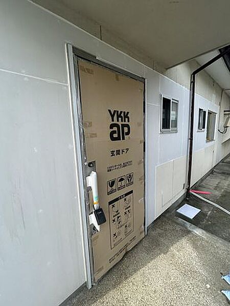 【リフォーム中】玄関ドアは新品に交換を行う予定です。