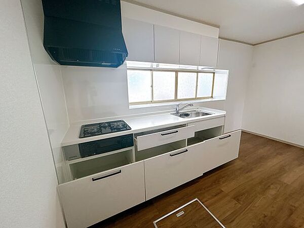 【リフォーム中】キッチン。別角度。天井壁クロスの張替、床フロアの張替を行う予定です。西側の和室に付属している広縁部分は撤去するので、より室内に日が差し込み明るい空間になりますよ。