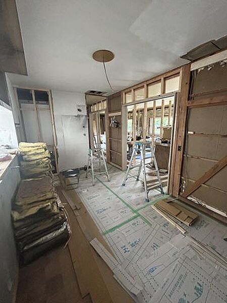 【リフォーム中】キッチン。別角度。天井壁クロスの張替、床フロアの張替を行う予定です。西側の和室に付属している広縁部分は撤去するので、より室内に日が差し込み明るい空間になりますよ。