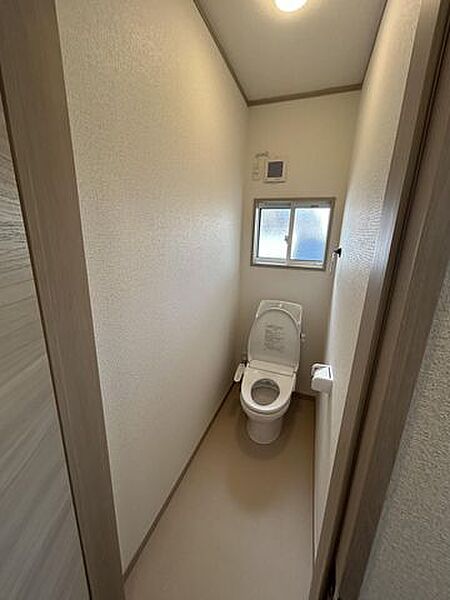 【リフォーム中】トイレはLIXIL製の温水洗浄機能付きに新品交換します。キズや汚れが付きにくい加工が施してあるのでお手入れが簡単です。直接肌に触れるトイレは新品が嬉しいですよね。