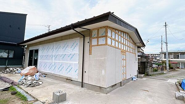 【リフォーム中】部分的にサッシを交換します。基本的にはサッシは既存となります。外壁と屋根は塗装を行います。