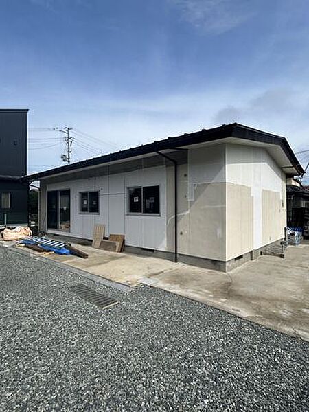 【リフォーム中】2階部分は解体し、駐車場を拡張する予定です。外壁と屋根は塗装を行います。