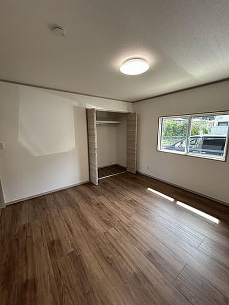 【リフォーム中】1階東側和室は洋室に変更を行う予定です。天井壁クロスの張替、床フロアの張替を行います。